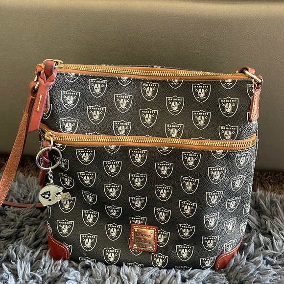 Used dooney and Bourke crossbody bag - Picture 1 of 8